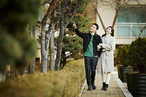 포토 JPG 주간 전신 여자 남자 신혼부부 미소 성인 야외 두명 앞모습 30대 걷기 팔짱 다정 산책 한국인 가리킴 신혼 부부라이프 장년만 성인만 국내포토 자연요소 라이프스타일 부부 뷰포인트 컨셉 모션 휴식 표정 사람 동양인 손짓 장년 파일형식