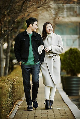 포토 JPG 주간 전신 여자 남자 신혼부부 미소 성인 야외 두명 앞모습 30대 걷기 팔짱 다정 산책 한국인 신혼 부부라이프 장년만 성인만 국내포토 자연요소 라이프스타일 부부 뷰포인트 컨셉 모션 휴식 표정 사람 동양인 장년 파일형식