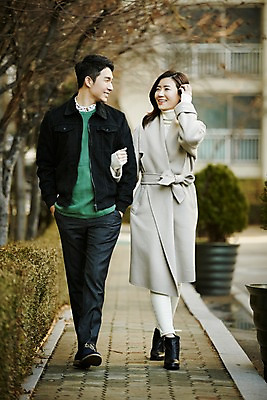 포토 JPG 주간 전신 여자 남자 신혼부부 미소 성인 야외 두명 앞모습 30대 걷기 팔짱 다정 산책 한국인 신혼 부부라이프 장년만 성인만 국내포토 자연요소 라이프스타일 부부 뷰포인트 컨셉 모션 휴식 표정 사람 동양인 장년 파일형식