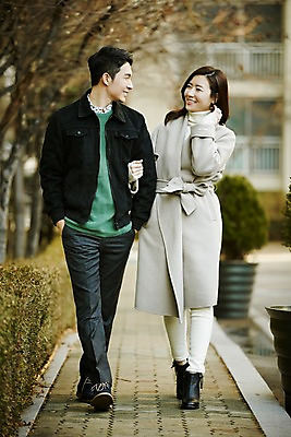 포토 JPG 주간 전신 여자 남자 신혼부부 미소 성인 야외 두명 앞모습 30대 걷기 팔짱 다정 산책 한국인 신혼 부부라이프 장년만 성인만 국내포토 자연요소 라이프스타일 부부 뷰포인트 컨셉 모션 휴식 표정 사람 동양인 장년 파일형식