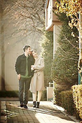 포토 JPG 주간 전신 여자 남자 신혼부부 미소 성인 야외 두명 앞모습 30대 햇빛 걷기 팔짱 기댐 다정 산책 한국인 신혼 부부라이프 장년만 성인만 국내포토 자연요소 라이프스타일 부부 뷰포인트 컨셉 모션 휴식 표정 사람 동양인 장년 태양 파일형식