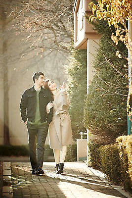 포토 JPG 주간 전신 여자 남자 신혼부부 미소 성인 야외 두명 앞모습 30대 햇빛 걷기 팔짱 기댐 다정 산책 한국인 가리킴 신혼 부부라이프 장년만 성인만 국내포토 자연요소 라이프스타일 부부 뷰포인트 컨셉 모션 휴식 표정 사람 동양인 손짓 장년 태양 파일형식