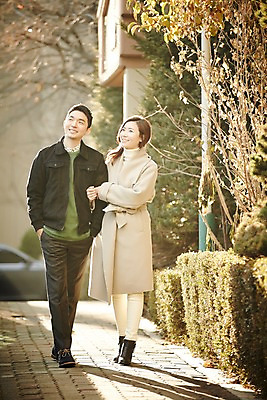 포토 JPG 주간 전신 여자 남자 신혼부부 미소 성인 야외 두명 앞모습 30대 햇빛 걷기 팔짱 다정 산책 한국인 신혼 부부라이프 장년만 성인만 국내포토 자연요소 라이프스타일 부부 뷰포인트 컨셉 모션 휴식 표정 사람 동양인 장년 태양 파일형식