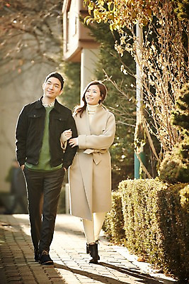 포토 JPG 주간 전신 여자 남자 신혼부부 미소 성인 야외 두명 앞모습 30대 햇빛 걷기 팔짱 다정 산책 한국인 신혼 부부라이프 장년만 성인만 국내포토 자연요소 라이프스타일 부부 뷰포인트 컨셉 모션 휴식 표정 사람 동양인 장년 태양 파일형식