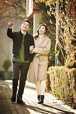 포토 JPG 주간 전신 여자 남자 신혼부부 미소 성인 야외 두명 앞모습 30대 걷기 팔짱 다정 산책 한국인 가리킴 신혼 부부라이프 장년만 성인만 국내포토 자연요소 라이프스타일 부부 뷰포인트 컨셉 모션 휴식 표정 사람 동양인 손짓 장년 파일형식