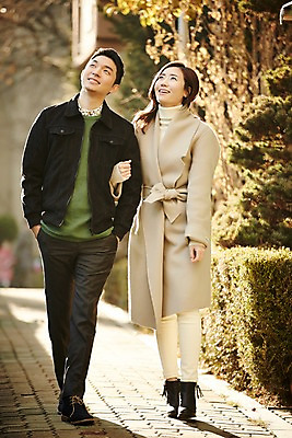 포토 JPG 주간 전신 응시 여자 남자 신혼부부 미소 성인 야외 두명 앞모습 30대 걷기 팔짱 다정 산책 한국인 신혼 부부라이프 장년만 성인만 국내포토 자연요소 라이프스타일 부부 시선 뷰포인트 컨셉 모션 휴식 표정 사람 동양인 장년 파일형식