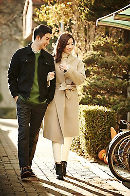 포토 JPG 주간 전신 응시 여자 남자 신혼부부 미소 성인 야외 두명 앞모습 30대 걷기 팔짱 다정 산책 한국인 신혼 부부라이프 장년만 성인만 국내포토 자연요소 라이프스타일 부부 시선 뷰포인트 컨셉 모션 휴식 표정 사람 동양인 장년 파일형식