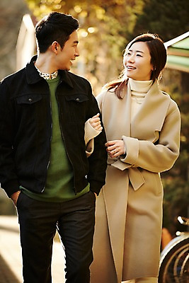 포토 JPG 주간 여자 남자 신혼부부 미소 상반신 성인 야외 두명 앞모습 30대 걷기 팔짱 다정 산책 한국인 신혼 부부라이프 장년만 성인만 국내포토 자연요소 라이프스타일 부부 뷰포인트 컨셉 모션 휴식 표정 사람 동양인 장년 파일형식