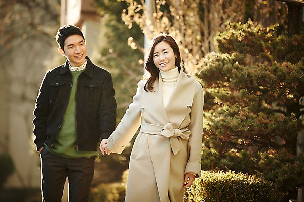 포토 JPG 주간 여자 남자 신혼부부 미소 상반신 성인 야외 두명 앞모습 30대 걷기 손잡기 다정 산책 한국인 신혼 부부라이프 장년만 성인만 국내포토 자연요소 라이프스타일 부부 뷰포인트 컨셉 모션 휴식 표정 사람 동양인 장년 파일형식