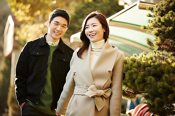 포토 JPG 주간 여자 남자 신혼부부 미소 상반신 성인 야외 두명 앞모습 30대 걷기 손잡기 다정 산책 한국인 신혼 부부라이프 장년만 성인만 국내포토 자연요소 라이프스타일 부부 뷰포인트 컨셉 모션 휴식 표정 사람 동양인 장년 파일형식