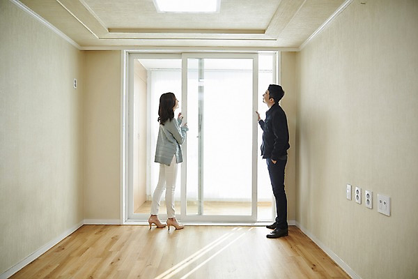 포토 JPG 전신 여자 남자 창문 신혼부부 실내 서기 성인 두명 옆모습 30대 한국인 구경 즐거움 내집마련 신혼 신혼집 부부라이프 장년만 성인만 국내포토 라이프스타일 부부 감정 뷰포인트 모션 부동산 사람 동양인 내부 장년 파일형식