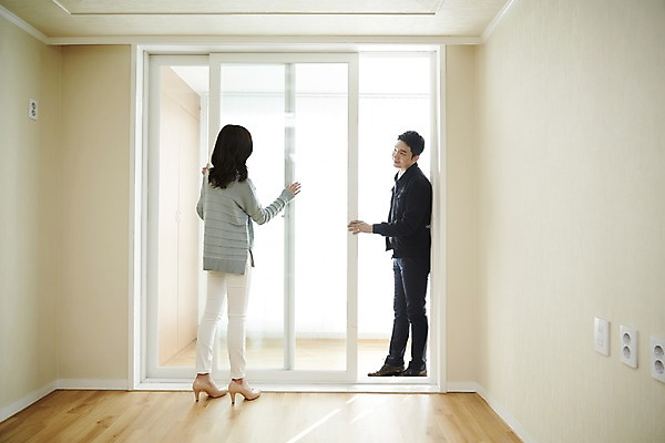 포토 JPG 전신 여자 남자 창문 신혼부부 실내 서기 성인 두명 옆모습 뒷모습 30대 한국인 구경 즐거움 내집마련 신혼 신혼집 부부라이프 장년만 성인만 국내포토 라이프스타일 부부 감정 뷰포인트 모션 부동산 사람 동양인 내부 장년 파일형식