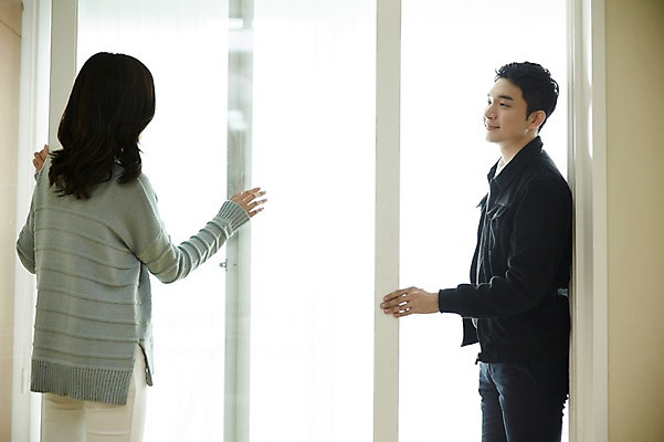 포토 JPG 여자 남자 창문 신혼부부 실내 서기 미소 상반신 성인 두명 옆모습 뒷모습 30대 한국인 즐거움 내집마련 신혼 신혼집 부부라이프 장년만 성인만 국내포토 라이프스타일 부부 감정 뷰포인트 모션 부동산 표정 사람 동양인 내부 장년 파일형식