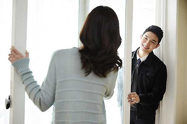 포토 JPG 여자 남자 창문 신혼부부 실내 서기 미소 상반신 성인 앞모습 뒷모습 30대 마주보기 한국인 즐거움 내집마련 신혼 신혼집 부부라이프 성인만 국내포토 라이프스타일 부부 감정 뷰포인트 모션 부동산 표정 사람 동양인 내부 장년 파일형식