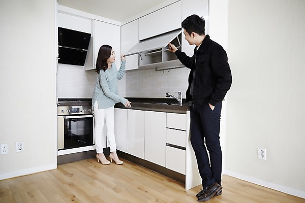 포토 JPG 전신 여자 남자 신혼부부 실내 서기 미소 성인 앞모습 30대 주방 한국인 구경 즐거움 싱크대 내집마련 신혼 신혼집 부부라이프 성인만 국내포토 라이프스타일 부부 감정 뷰포인트 모션 부동산 표정 사람 동양인 내부 장년 개수대 파일형식