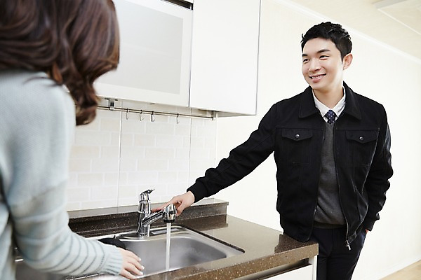 포토 JPG 여자 남자 신혼부부 실내 서기 미소 상반신 성인 두명 앞모습 옆모습 30대 주방 한국인 즐거움 싱크대 내집마련 신혼 신혼집 부부라이프 장년만 성인만 국내포토 라이프스타일 부부 감정 뷰포인트 모션 부동산 표정 사람 동양인 내부 장년 개수대 파일형식