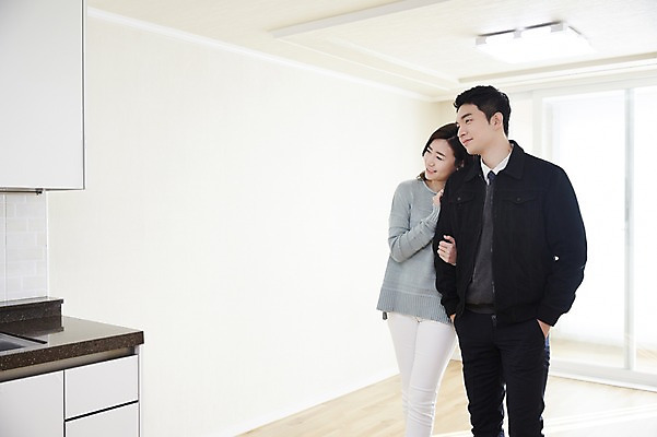 포토 JPG 응시 여자 남자 행복 신혼부부 실내 서기 상반신 성인 두명 앞모습 30대 팔짱 주방 기댐 다정 한국인 내집마련 신혼 신혼집 부부라이프 장년만 성인만 국내포토 라이프스타일 부부 시선 감정 뷰포인트 컨셉 모션 부동산 사람 동양인 내부 장년 파일형식