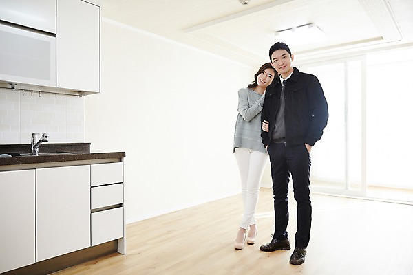 포토 JPG 전신 여자 남자 행복 신혼부부 실내 서기 미소 성인 두명 앞모습 30대 팔짱 다정 한국인 내집마련 신혼 신혼집 부부라이프 장년만 성인만 국내포토 라이프스타일 부부 감정 뷰포인트 컨셉 모션 부동산 표정 사람 동양인 내부 장년 파일형식