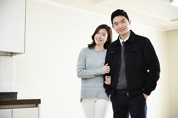 포토 JPG 여자 남자 행복 신혼부부 실내 서기 미소 상반신 성인 두명 앞모습 30대 팔짱 다정 한국인 내집마련 신혼 신혼집 부부라이프 장년만 성인만 국내포토 라이프스타일 부부 감정 뷰포인트 컨셉 모션 부동산 표정 사람 동양인 내부 장년 파일형식