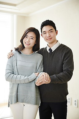 포토 JPG 여자 남자 행복 신혼부부 실내 서기 미소 상반신 성인 두명 앞모습 30대 손잡기 다정 한국인 내집마련 신혼 신혼집 부부라이프 장년만 성인만 국내포토 라이프스타일 부부 감정 뷰포인트 컨셉 모션 부동산 표정 사람 동양인 내부 장년 파일형식