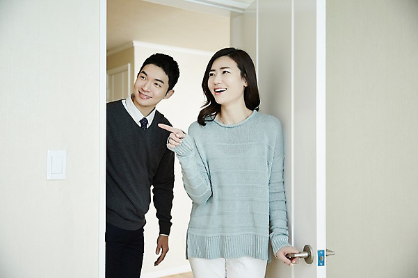 포토 JPG 여자 남자 행복 신혼부부 실내 서기 미소 상반신 성인 두명 앞모습 30대 문 다정 한국인 입장 내집마련 신혼 신혼집 부부라이프 장년만 성인만 국내포토 라이프스타일 부부 감정 뷰포인트 컨셉 모션 부동산 표정 사람 동양인 내부 장년 파일형식