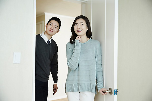 포토 JPG 여자 남자 행복 신혼부부 실내 서기 미소 상반신 성인 두명 앞모습 30대 문 다정 한국인 입장 내집마련 신혼 신혼집 부부라이프 장년만 성인만 국내포토 라이프스타일 부부 감정 뷰포인트 컨셉 모션 부동산 표정 사람 동양인 내부 장년 파일형식