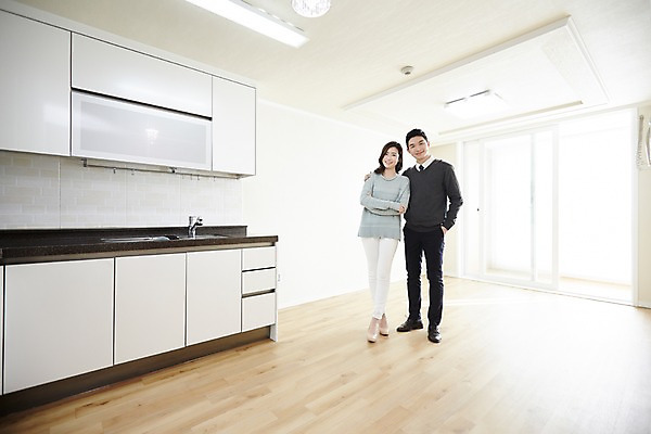 포토 JPG 전신 여자 남자 행복 신혼부부 실내 서기 미소 성인 두명 앞모습 30대 다정 한국인 내집마련 신혼 신혼집 부부라이프 장년만 성인만 국내포토 라이프스타일 부부 감정 뷰포인트 컨셉 모션 부동산 표정 사람 동양인 내부 장년 파일형식