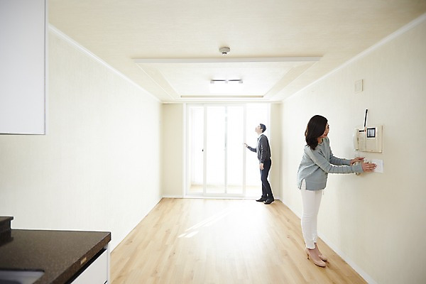 포토 JPG 전신 여자 남자 신혼부부 실내 서기 미소 성인 두명 옆모습 30대 한국인 구경 즐거움 내집마련 신혼 신혼집 부부라이프 장년만 성인만 국내포토 라이프스타일 부부 감정 뷰포인트 모션 부동산 표정 사람 동양인 내부 장년 파일형식