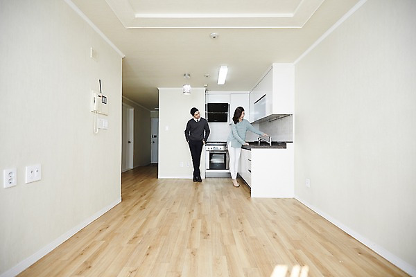 포토 JPG 전신 여자 남자 신혼부부 실내 서기 성인 두명 앞모습 30대 주방 다정 한국인 구경 싱크대 내집마련 신혼 신혼집 부부라이프 장년만 성인만 국내포토 라이프스타일 부부 뷰포인트 컨셉 모션 부동산 사람 동양인 내부 장년 개수대 파일형식