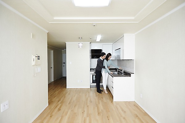 포토 JPG 여자 남자 행복 신혼부부 실내 서기 성인 두명 옆모습 30대 주방 다정 한국인 구경 싱크대 내집마련 신혼 백허그 신혼집 부부라이프 장년만 성인만 국내포토 라이프스타일 부부 감정 뷰포인트 컨셉 모션 포옹 부동산 사람 동양인 내부 장년 개수대 파일형식