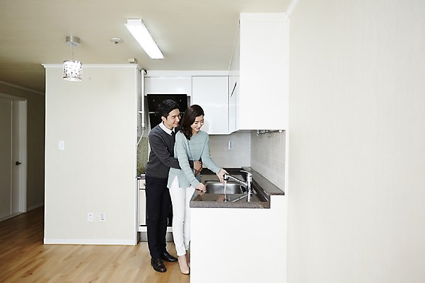 포토 JPG 여자 남자 행복 신혼부부 실내 서기 성인 두명 옆모습 30대 주방 다정 한국인 구경 싱크대 내집마련 신혼 백허그 신혼집 부부라이프 장년만 성인만 국내포토 라이프스타일 부부 감정 뷰포인트 컨셉 모션 포옹 부동산 사람 동양인 내부 장년 개수대 파일형식