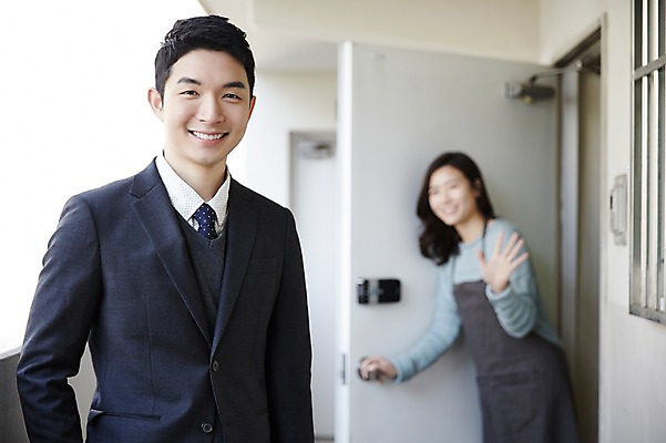 포토 JPG 주간 여자 남자 신혼부부 서기 미소 상반신 성인 야외 두명 앞모습 아웃포커스 30대 다정 한국인 출근 내집마련 신혼 손인사 마중 배웅 신혼집 부부라이프 장년만 성인만 국내포토 자연요소 라이프스타일 부부 뷰포인트 컨셉 모션 부동산 촬영기법 표정 사람 동양인 장년 인사 출퇴근 파일형식