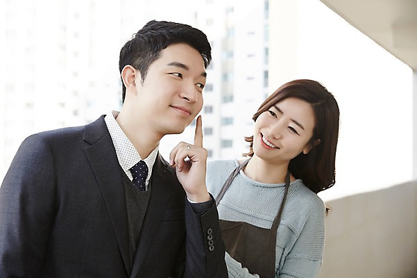 포토 JPG 주간 여자 남자 신혼부부 서기 미소 손짓 상반신 성인 야외 두명 앞모습 30대 다정 한국인 출근 내집마련 신혼 마중 배웅 신혼집 부부라이프 장년만 성인만 국내포토 자연요소 라이프스타일 부부 뷰포인트 컨셉 모션 부동산 표정 사람 동양인 장년 출퇴근 파일형식