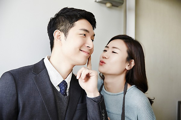 포토 JPG 주간 여자 남자 신혼부부 키스 서기 미소 손짓 상반신 성인 야외 두명 앞모습 30대 다정 한국인 출근 내집마련 신혼 마중 배웅 신혼집 부부라이프 장년만 성인만 국내포토 자연요소 라이프스타일 부부 뷰포인트 컨셉 모션 부동산 표정 사람 동양인 장년 애정표현 출퇴근 파일형식