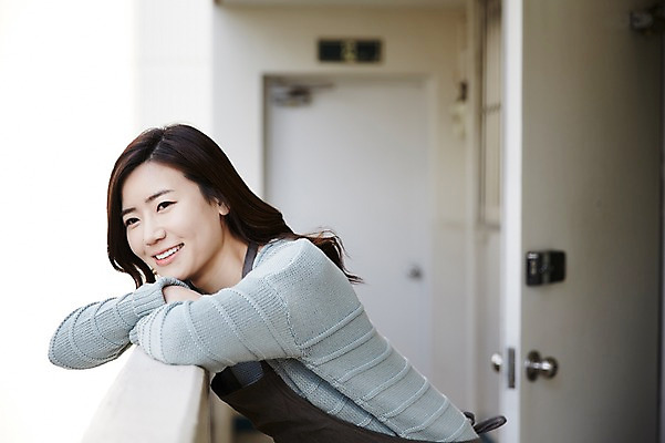 포토 JPG 주간 응시 여자 여유 한명 서기 미소 상반신 성인 야외 옆모습 30대 한국인 내집마련 신혼 배웅 신혼집 부부라이프 성인여자한명만 장년여자한명만 국내포토 자연요소 1 라이프스타일 시선 감정 뷰포인트 모션 부동산 표정 사람 동양인 장년 여자한명만 성인여자만 장년여자만 파일형식