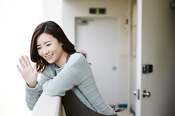 포토 JPG 주간 응시 여자 여유 한명 서기 미소 상반신 성인 야외 옆모습 30대 한국인 내집마련 신혼 손인사 배웅 신혼집 부부라이프 성인여자한명만 장년여자한명만 국내포토 자연요소 1 라이프스타일 시선 감정 뷰포인트 모션 부동산 표정 사람 동양인 장년 인사 여자한명만 성인여자만 장년여자만 파일형식