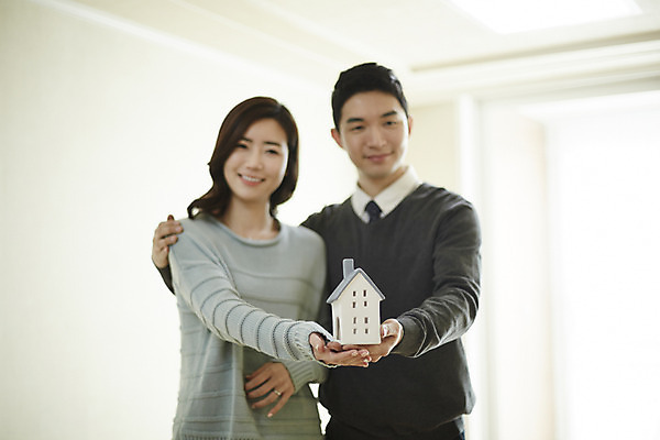 포토 JPG 여자 남자 신혼부부 부동산 실내 미소 들기 상반신 성인 두명 앞모습 아웃포커스 30대 다정 한국인 내집마련 신혼 신혼집 부부라이프 장년만 성인만 집모양 국내포토 모양 라이프스타일 부부 뷰포인트 컨셉 모션 촬영기법 표정 사람 동양인 내부 장년 재산 파일형식