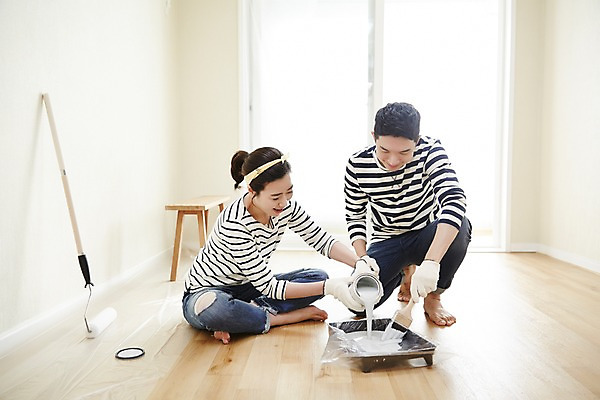 포토 JPG 전신 여자 남자 신혼부부 실내 미소 앉기 성인 두명 앞모습 옆모습 30대 페인트 한국인 붓기 즐거움 내집마련 신혼 신혼집 부부라이프 장년만 성인만 국내포토 라이프스타일 부부 감정 뷰포인트 모션 부동산 표정 사람 동양인 내부 장년 파일형식