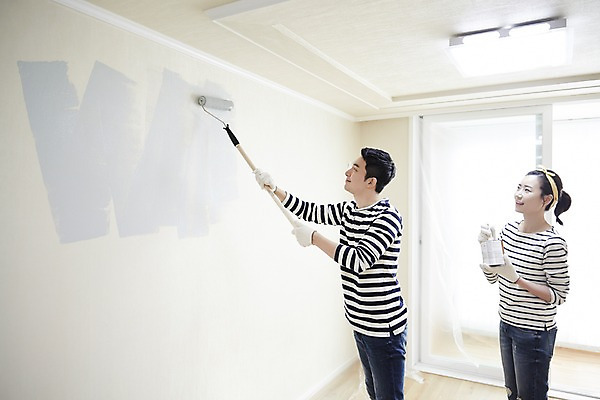 포토 JPG 여자 남자 신혼부부 실내 서기 미소 들기 상반신 성인 두명 옆모습 30대 다정 한국인 페인트칠 즐거움 내집마련 신혼 페인트붓 페인트롤러 신혼집 부부라이프 장년만 성인만 국내포토 라이프스타일 부부 감정 뷰포인트 컨셉 모션 페인팅 부동산 표정 사람 동양인 내부 장년 붓 파일형식