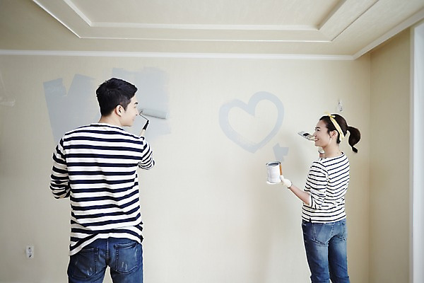포토 JPG 여자 남자 신혼부부 실내 서기 미소 들기 상반신 성인 두명 뒷모습 30대 다정 한국인 페인트칠 즐거움 내집마련 신혼 페인트붓 페인트롤러 신혼집 부부라이프 장년만 성인만 국내포토 라이프스타일 부부 감정 뷰포인트 컨셉 모션 페인팅 부동산 표정 사람 동양인 내부 장년 붓 파일형식