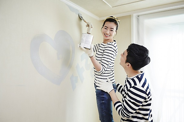 포토 JPG 여자 남자 신혼부부 실내 서기 미소 들기 상반신 성인 두명 옆모습 30대 다정 한국인 페인트칠 즐거움 내집마련 신혼 페인트붓 페인트롤러 신혼집 부부라이프 장년만 성인만 국내포토 라이프스타일 부부 감정 뷰포인트 컨셉 모션 페인팅 부동산 표정 사람 동양인 내부 장년 붓 파일형식