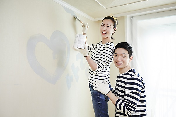 포토 JPG 여자 남자 신혼부부 실내 서기 미소 들기 상반신 성인 두명 옆모습 30대 다정 한국인 페인트칠 즐거움 내집마련 신혼 페인트붓 페인트롤러 신혼집 부부라이프 장년만 성인만 국내포토 라이프스타일 부부 감정 뷰포인트 컨셉 모션 페인팅 부동산 표정 사람 동양인 내부 장년 붓 파일형식