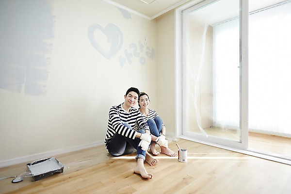 포토 JPG 전신 여자 남자 신혼부부 휴식 실내 미소 앉기 성인 두명 앞모습 30대 다정 한국인 내집마련 신혼 신혼집 부부라이프 장년만 성인만 국내포토 라이프스타일 부부 뷰포인트 컨셉 모션 부동산 표정 사람 동양인 내부 장년 파일형식