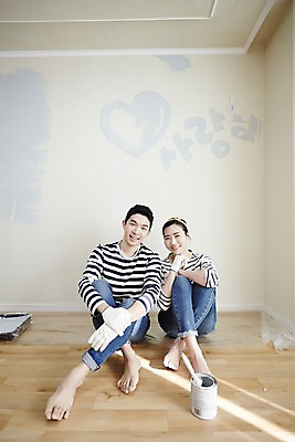 포토 JPG 전신 여자 남자 신혼부부 휴식 실내 미소 앉기 성인 두명 앞모습 30대 다정 한국인 내집마련 신혼 신혼집 부부라이프 장년만 성인만 국내포토 라이프스타일 부부 뷰포인트 컨셉 모션 부동산 표정 사람 동양인 내부 장년 파일형식