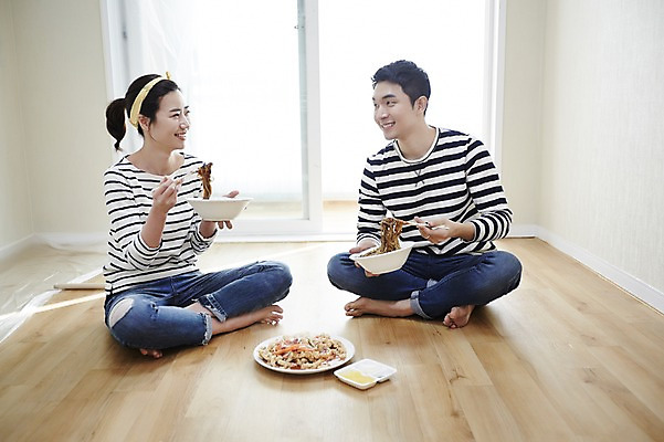 포토 JPG 전신 여자 남자 신혼부부 휴식 실내 미소 들기 앉기 성인 두명 앞모습 30대 다정 한국인 짜장면 내집마련 신혼 탕수육 신혼집 부부라이프 장년만 성인만 국내포토 라이프스타일 부부 뷰포인트 컨셉 모션 부동산 표정 사람 동양인 내부 장년 중식 파일형식