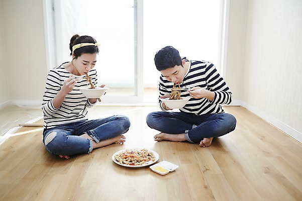 포토 JPG 전신 여자 남자 신혼부부 휴식 실내 미소 들기 앉기 성인 두명 앞모습 30대 다정 한국인 짜장면 내집마련 신혼 탕수육 신혼집 부부라이프 장년만 성인만 국내포토 라이프스타일 부부 뷰포인트 컨셉 모션 부동산 표정 사람 동양인 내부 장년 중식 파일형식