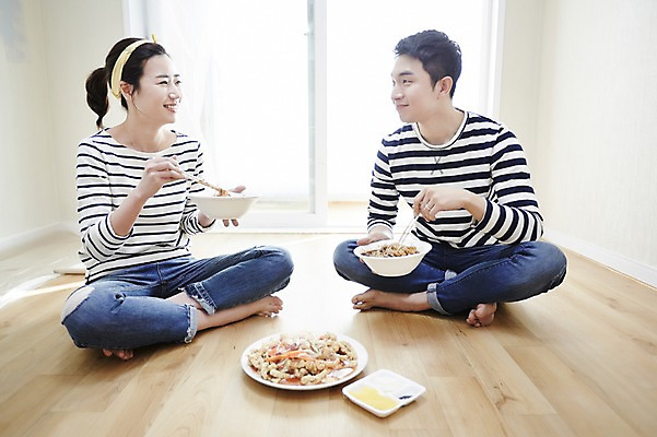 포토 JPG 전신 여자 남자 신혼부부 휴식 실내 미소 들기 앉기 성인 두명 앞모습 30대 다정 한국인 짜장면 내집마련 신혼 탕수육 신혼집 부부라이프 장년만 성인만 국내포토 라이프스타일 부부 뷰포인트 컨셉 모션 부동산 표정 사람 동양인 내부 장년 중식 파일형식