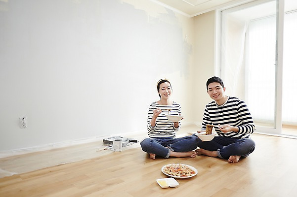 포토 JPG 전신 여자 남자 신혼부부 휴식 실내 미소 들기 앉기 성인 두명 앞모습 30대 다정 한국인 짜장면 내집마련 신혼 탕수육 신혼집 부부라이프 장년만 성인만 국내포토 라이프스타일 부부 뷰포인트 컨셉 모션 부동산 표정 사람 동양인 내부 장년 중식 파일형식