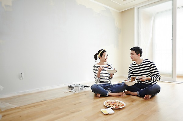 포토 JPG 전신 여자 남자 신혼부부 휴식 실내 미소 들기 앉기 성인 두명 앞모습 30대 다정 한국인 짜장면 내집마련 신혼 탕수육 신혼집 부부라이프 장년만 성인만 국내포토 라이프스타일 부부 뷰포인트 컨셉 모션 부동산 표정 사람 동양인 내부 장년 중식 파일형식