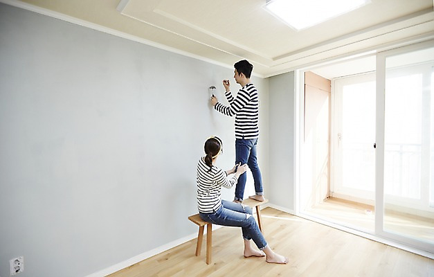 포토 JPG 전신 여자 남자 신혼부부 실내 서기 들기 앉기 성인 두명 옆모습 뒷모습 30대 다정 한국인 못 내집마련 신혼 못박기 신혼집 부부라이프 장년만 성인만 국내포토 라이프스타일 부부 뷰포인트 컨셉 모션 부동산 사람 동양인 내부 장년 공구 파일형식